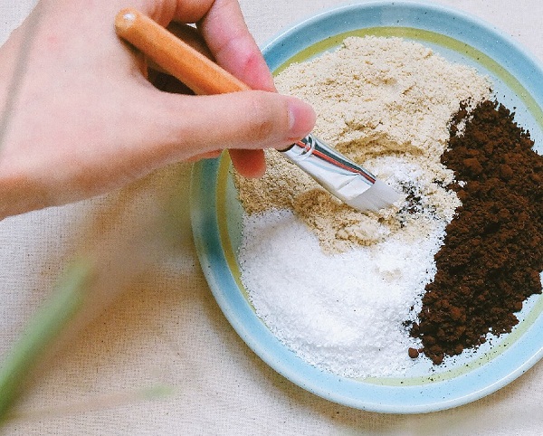 Cách tắm trắng da bằng bột cà phê nguyên chất và cám gạo nhanh, hiệu quả nhất